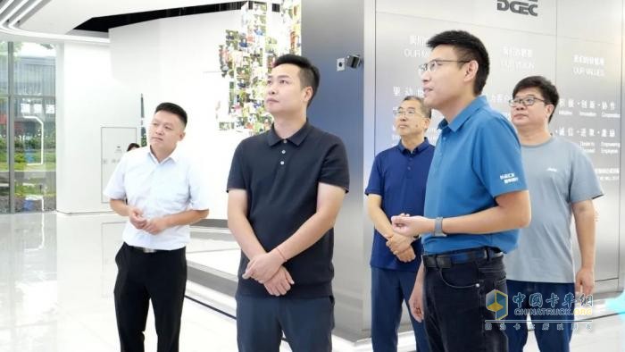 首批全新東風(fēng)多利卡康陸威輕卡交付盛輝物流，東康D2.5動力啟航城際高效新程