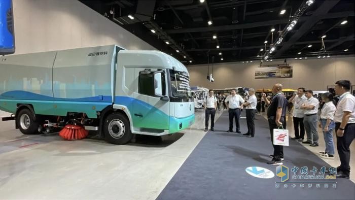 福田普羅科卡車低入口洗掃車耀目登場福田汽車2025年中商務(wù)會(huì)， 以科技重塑環(huán)衛(wèi)新標(biāo)桿