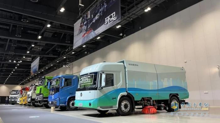 福田普羅科卡車低入口洗掃車耀目登場福田汽車2025年中商務(wù)會(huì)， 以科技重塑環(huán)衛(wèi)新標(biāo)桿
