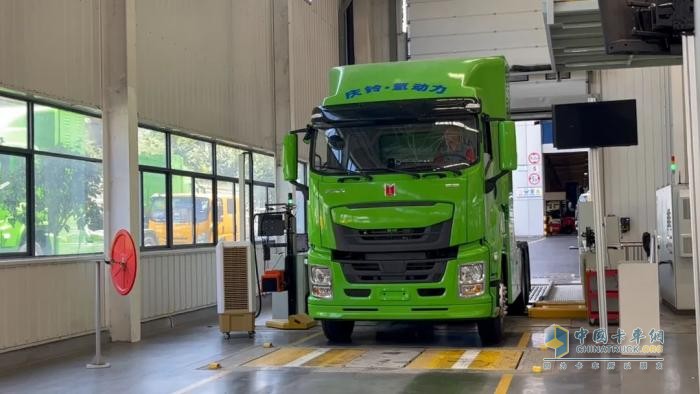 慶鈴首批49噸氫燃料電池牽引車交付哈密！為“疆煤外運(yùn)”按下“清潔鍵”