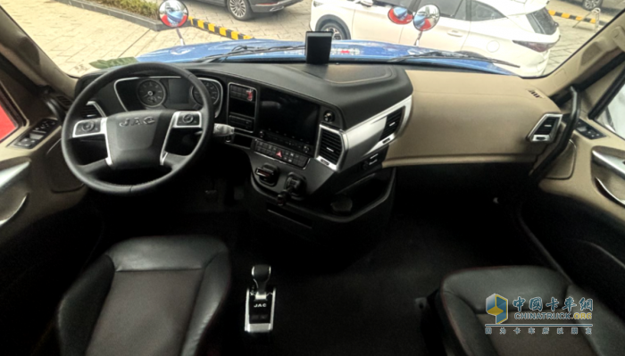 為何江淮跨越V5 6×4牽引車能成為?；愤\輸?shù)氖走x？