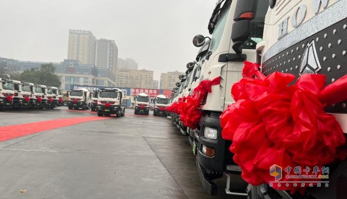 中國(guó)重汽首批30臺(tái)豪沃新能源攪拌車成功交付