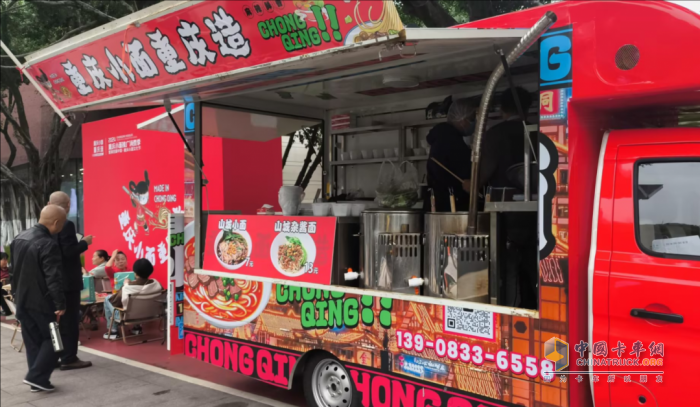 長安跨越翼展式售貨車：助陣重慶小面文化節(jié)，共享美食盛宴！