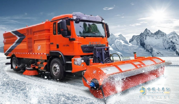 馭雪鐵騎！中國(guó)重汽豪沃TX除雪車精準(zhǔn)出擊，護(hù)航齊魯暢通之路！