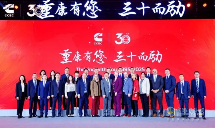 重慶康明斯30周年喜迎第33萬臺(tái)發(fā)動(dòng)機(jī)下線，多燃料平臺(tái)19L甲醇產(chǎn)品同步亮相