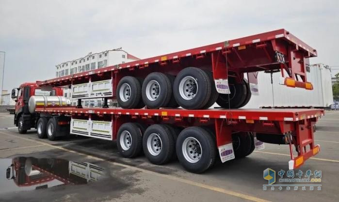 東風(fēng)天龍LNG牽引車搭載歐陽華俊13米平板半掛車，干線物流新勢力！