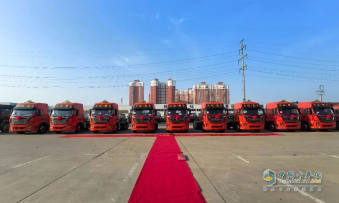 攜手共贏 并肩前行 大運(yùn)重卡河南大客戶 首批10臺交車儀式圓滿成功！