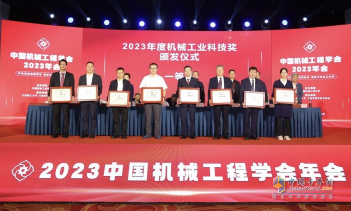 2023年10月17日卡車(chē)網(wǎng)記者獲悉，日前，2023年度機(jī)械工業(yè)科學(xué)技術(shù)獎(jiǎng)?lì)C獎(jiǎng)大會(huì)在大連隆重舉行,其中，玉柴的綠色柴油機(jī)高適應(yīng)性智能控制關(guān)鍵技術(shù)項(xiàng)目榮獲技術(shù)發(fā)明一等獎(jiǎng)。