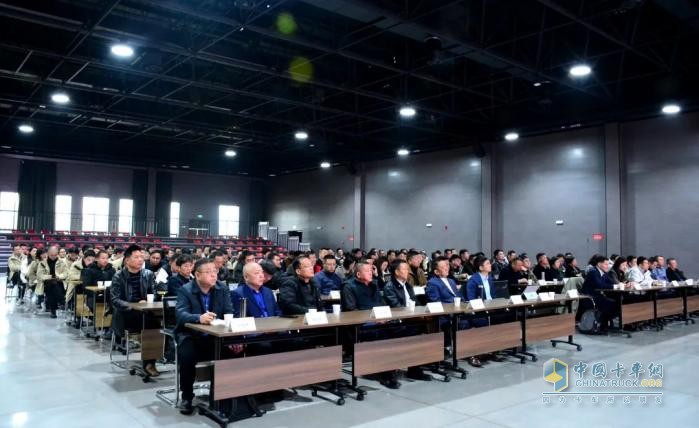 東風(fēng)商用車營銷事業(yè)部組織召開核心經(jīng)銷商研討會