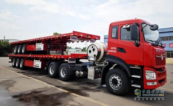 東風(fēng)天龍LNG牽引車搭載歐陽華俊13米平板半掛車，干線物流新勢力！