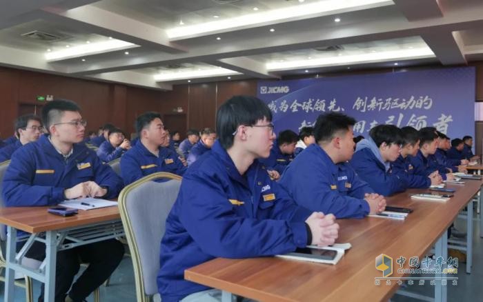 徐工汽車(chē)開(kāi)展2025年服務(wù)工程師技能等級(jí)鑒定暨技能提升專(zhuān)項(xiàng)培訓(xùn)