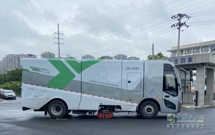 智啟未來！江淮重卡純電動18T洗掃車閃亮登場！