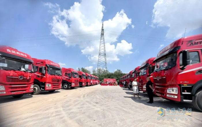 百輛龍擎牽引車(chē)鄭州簽約 東風(fēng)商用車(chē)區(qū)域布局卓有成效