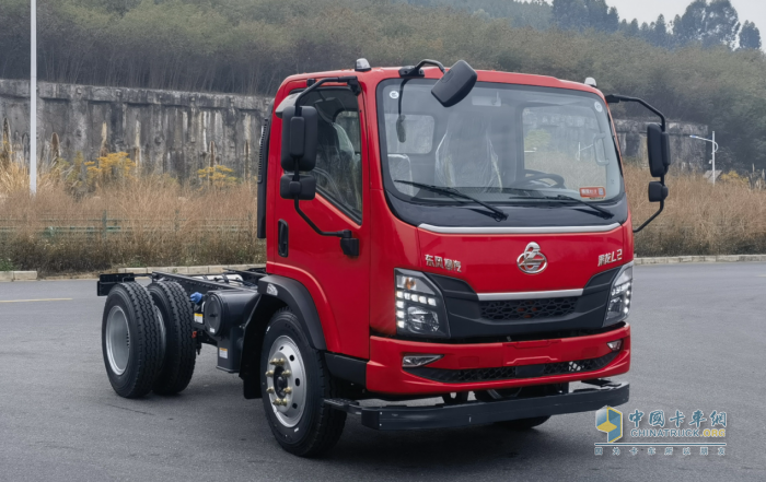 乘龍L2自卸車：動(dòng)力強(qiáng)勁+承載穩(wěn)固，城鄉(xiāng)運(yùn)輸無(wú)壓力
