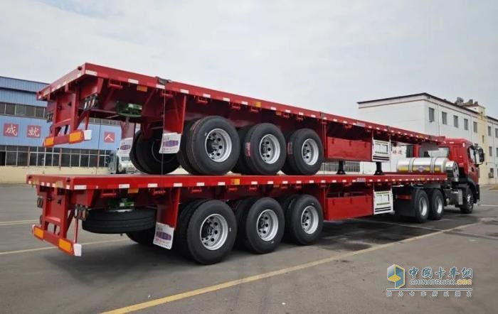 東風(fēng)天龍LNG牽引車搭載歐陽華俊13米平板半掛車，干線物流新勢力！