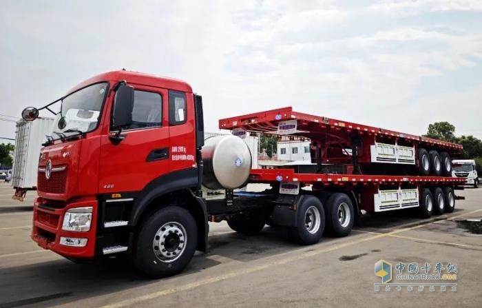 東風(fēng)天龍LNG牽引車搭載歐陽華俊13米平板半掛車，干線物流新勢力！