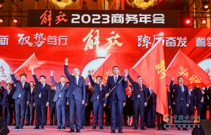 以25.7%的終端份額引領(lǐng)市場，以27.9萬輛確?！半p第一” 一汽解放亮劍2023！