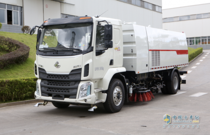 乘龍M3 4X2洗掃車，許你美好“衛(wèi)”來(lái)