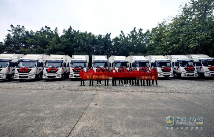 10輛東風天錦快遞車交付柳州大客戶