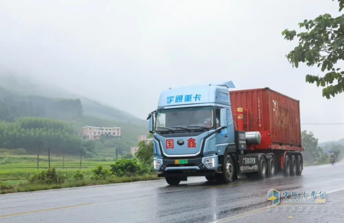 宇通重卡在全國(guó)首條長(zhǎng)距離電動(dòng)重卡線路成功運(yùn)營(yíng)！