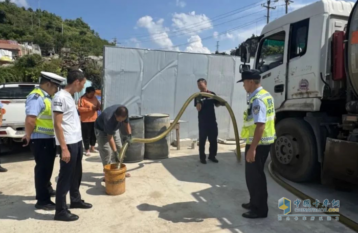 油罐車違規(guī)卸油被查扣10噸柴油！