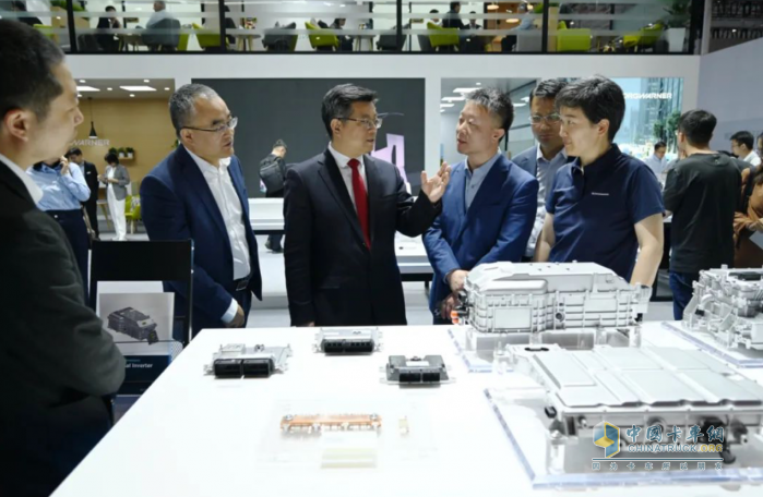 法士特董事長(zhǎng)馬旭耀在上海車展會(huì)見國(guó)內(nèi)外客商