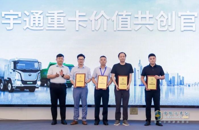 現(xiàn)場簽約超百臺！宇通重卡全系新品亮相南京