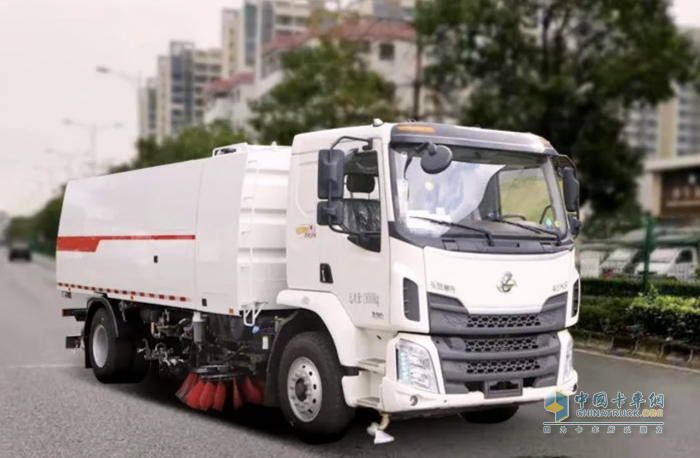 乘龍M3 4X2洗掃車，許你美好“衛(wèi)”來(lái)