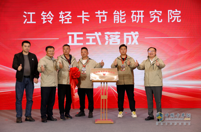 百公里油耗僅3.55L 頂尖駕駛高手問鼎江鈴輕卡節(jié)能賽總冠軍