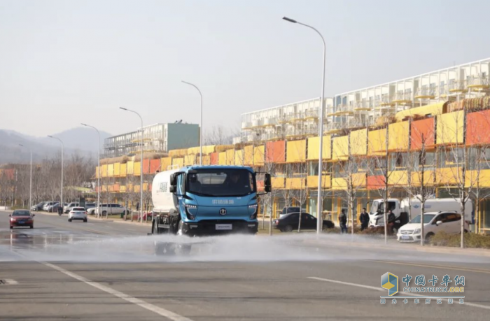 綠化噴灑車中的王牌 五征環(huán)保科技15方綠化噴灑車！