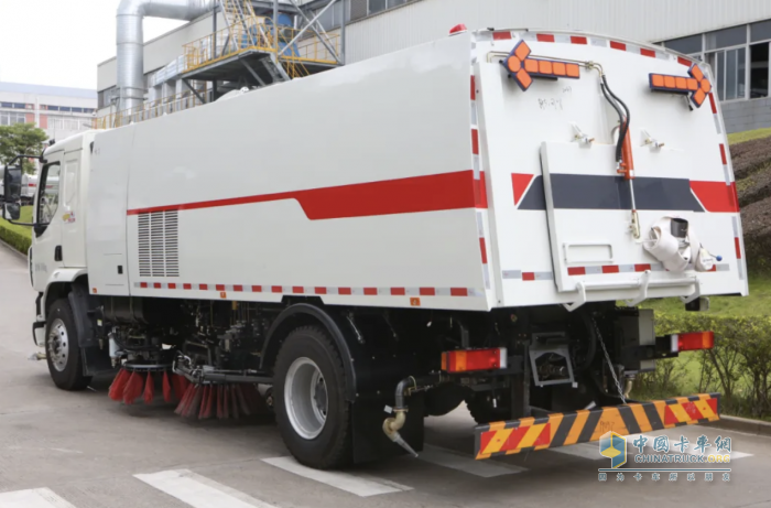 乘龍M3 4X2洗掃車，許你美好“衛(wèi)”來(lái)