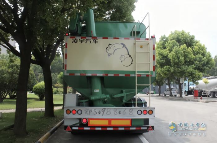 盛夏長(zhǎng)風(fēng)沐驕陽(yáng)，凌宇飼料半掛發(fā)車(chē)忙！
