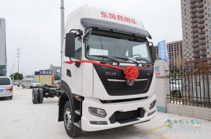 東康D4.5 FE鼎力相助！100臺(tái)天錦KR交付齊宇物流助力跨境電商