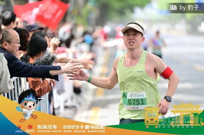 挑戰(zhàn)自我！超越極限！堰馬賽道上，看東風(fēng)營(yíng)銷人奔跑向未來