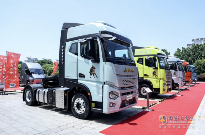 快遞快運(yùn)“新星”，跑長(zhǎng)途就選江淮星耀X7 4×2牽引車！