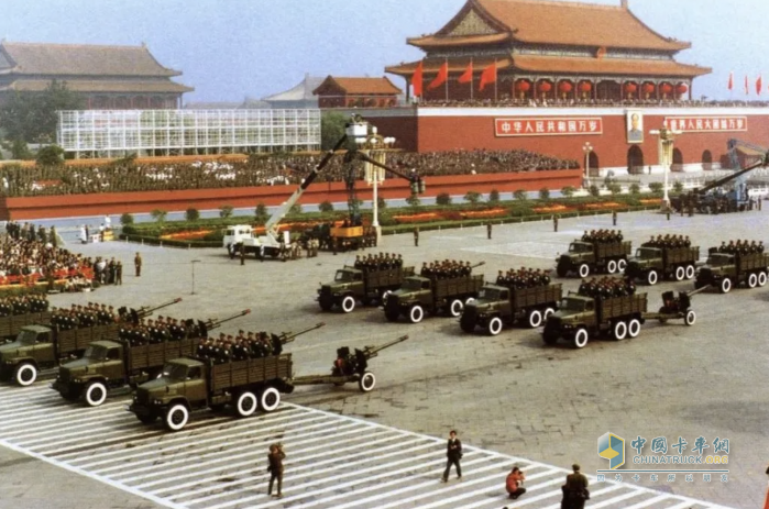 鐵甲榮光！115輛東風(fēng)軍車天安門廣場成功受閱！