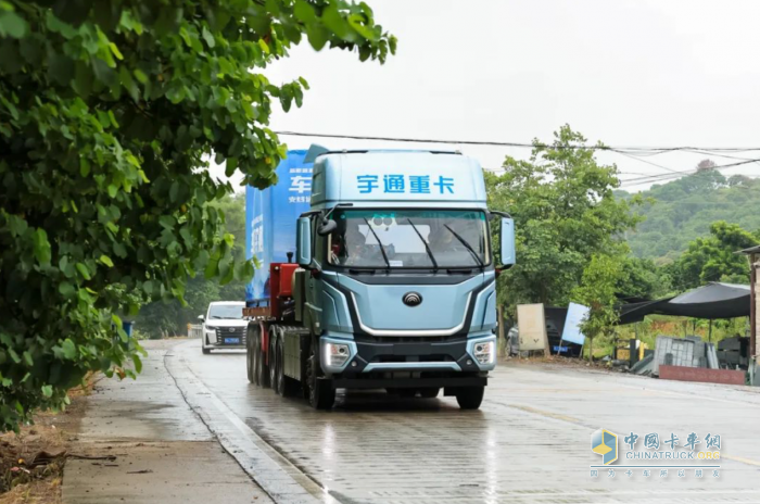刷新純電重卡續(xù)航新高度，宇通600度純電牽引車新品上市！