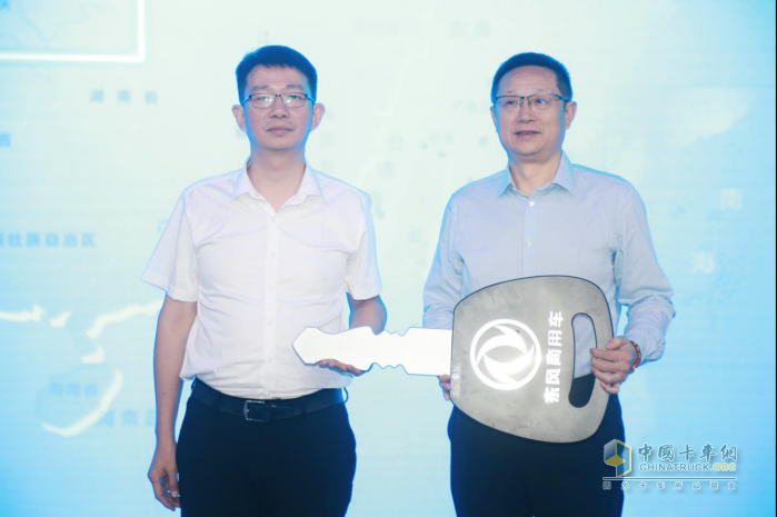 東風商用車網(wǎng)絡(luò)實體物流轉(zhuǎn)型首批230臺車輛交付