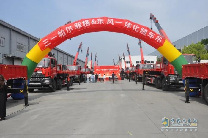 東風(fēng)商用車(chē)：強(qiáng)強(qiáng)聯(lián)合 更進(jìn)一步 15輛隨車(chē)吊交付大客戶(hù)