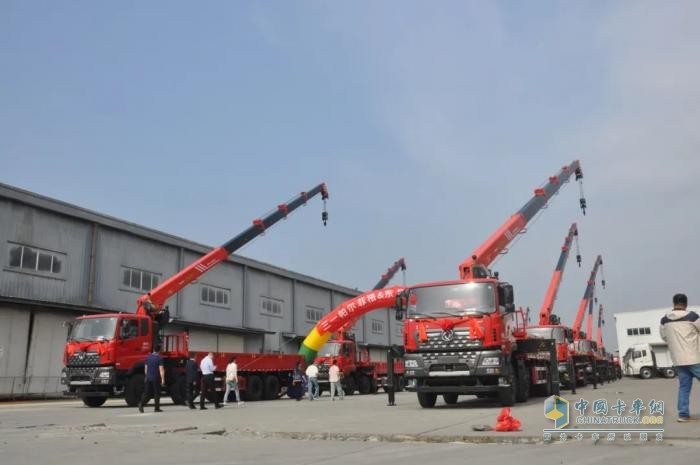 東風(fēng)商用車(chē)：強(qiáng)強(qiáng)聯(lián)合 更進(jìn)一步 15輛隨車(chē)吊交付大客戶(hù)