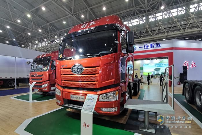 解放J6P經典版LNG牽引車低自重、低氣耗，廣大卡友的不二選擇