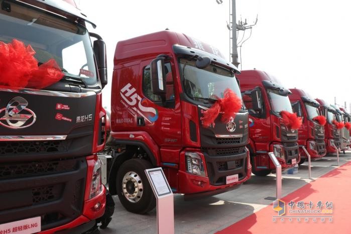 創(chuàng)富路上，乘龍H5 LNG超輕版牽引車一路守護(hù)