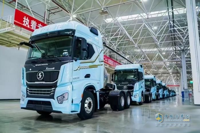 陜汽“越”巔峰！全球最大700馬力燃氣車“首家量產交付”！