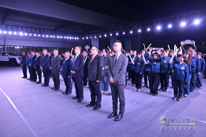 中國(guó)重汽集團(tuán)500臺(tái)皮卡出口南美首批交車儀式