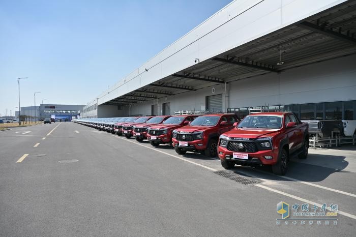 中國(guó)重汽集團(tuán)500臺(tái)皮卡出口南美首批交車儀式