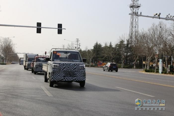 公路偶遇神秘偽裝車！福田新款微卡首度曝光，硬核造型引遐想