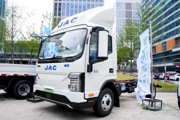 江淮1卡閃耀2025商用車金融大會(huì)，品牌勢(shì)能再升級(jí)