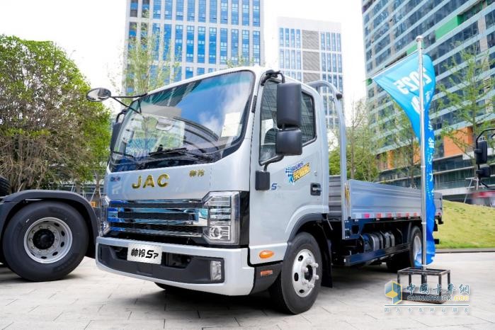 江淮1卡閃耀2025商用車金融大會(huì)，品牌勢(shì)能再升級(jí)