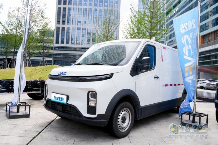 江淮1卡閃耀2025商用車金融大會(huì)，品牌勢(shì)能再升級(jí)