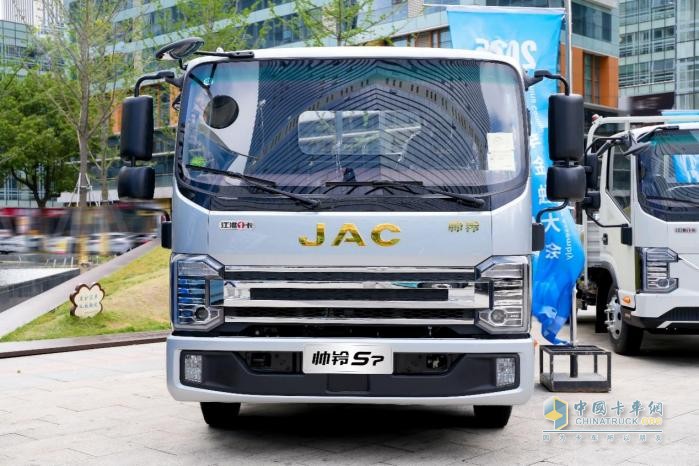 江淮1卡閃耀2025商用車金融大會(huì)，品牌勢(shì)能再升級(jí)